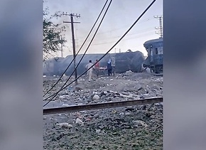 AP: при подрыве поезда в Пакистане погибли 23 человека, более 70 пострадали