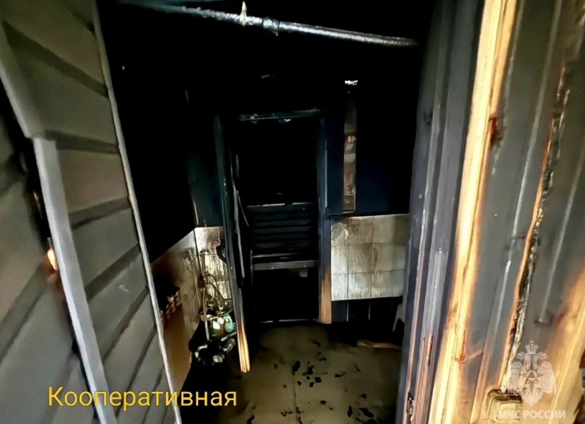 В Саратове двое пострадали в результате въезда пассажирского автобуса в дерево