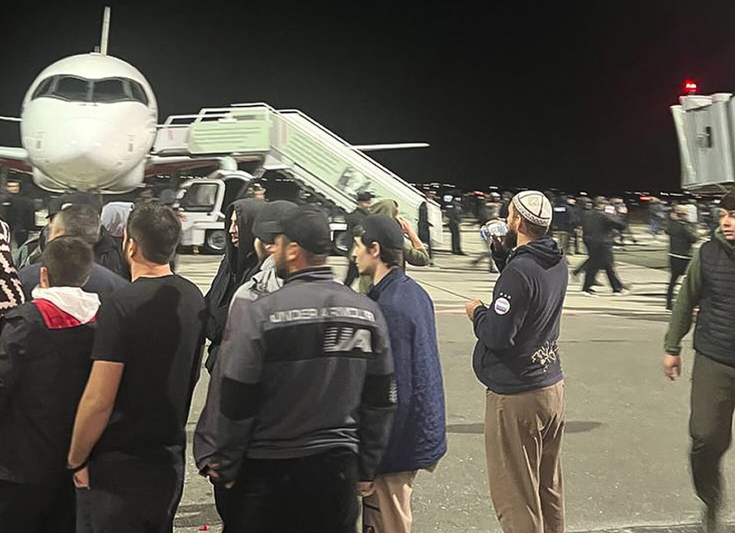 Участники беспорядков в аэропорту Махачкалы бросали камни в полицейских
