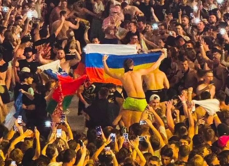 🇷🇺 🐆 Наши в городе: фанаты развернули российский флаг на матче «Флориды
