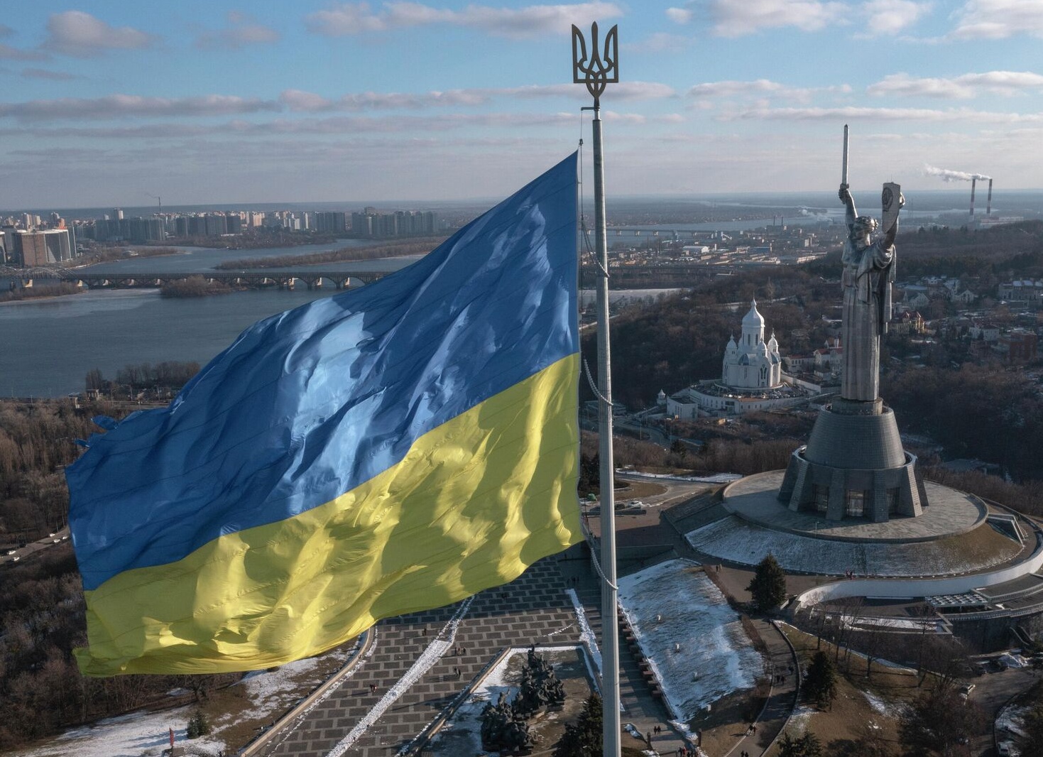 Украинские СМИ сообщают о взрывах в нескольких городах страны
