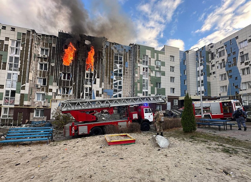 Беспилотник попал в жилой комплекс в Воронеже
